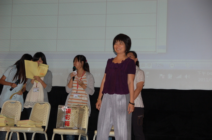 摸彩活動-學務長抽出高鐵票獎(另開新視窗/jpg檔)圖片