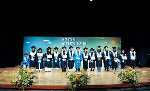 (114學年度)授證照片-優秀畢業生授證 (114th Academic Year) Certificate Photo - Certificate of Outstanding Graduates(Open new window/jpg file)Image