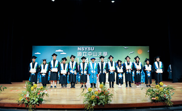 (114學年度)授證照片-優秀畢業生授證 (114th Academic Year) Certificate Photo - Certificate of Outstanding Graduates(另開新視窗/jpg檔)圖片