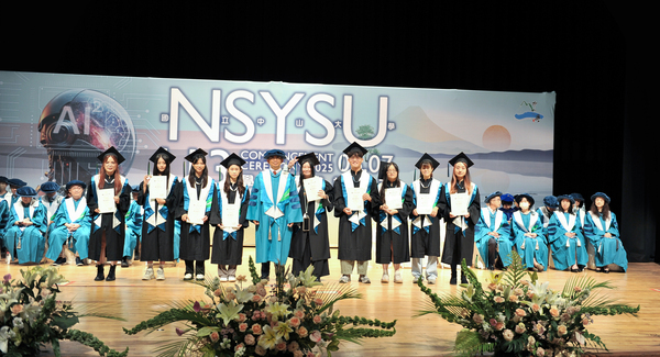 (113學年度)授證照片-優秀畢業生授證 (113th Academic Year) Certificate Photo - Certificate of Outstanding Graduates(另開新視窗/jpg檔)圖片